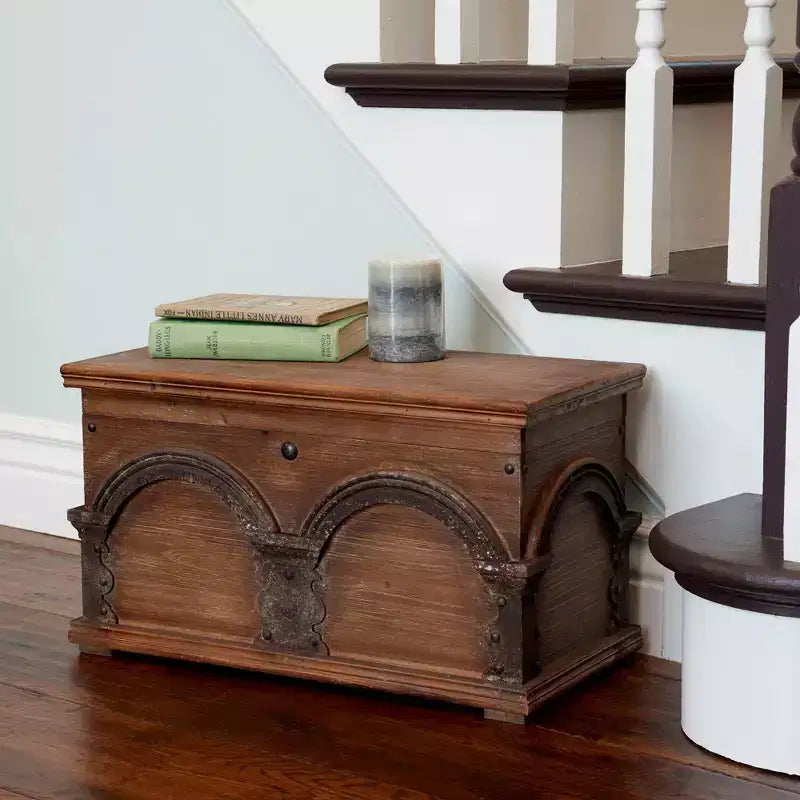 Petit coffre de rangement en bois brun à arche