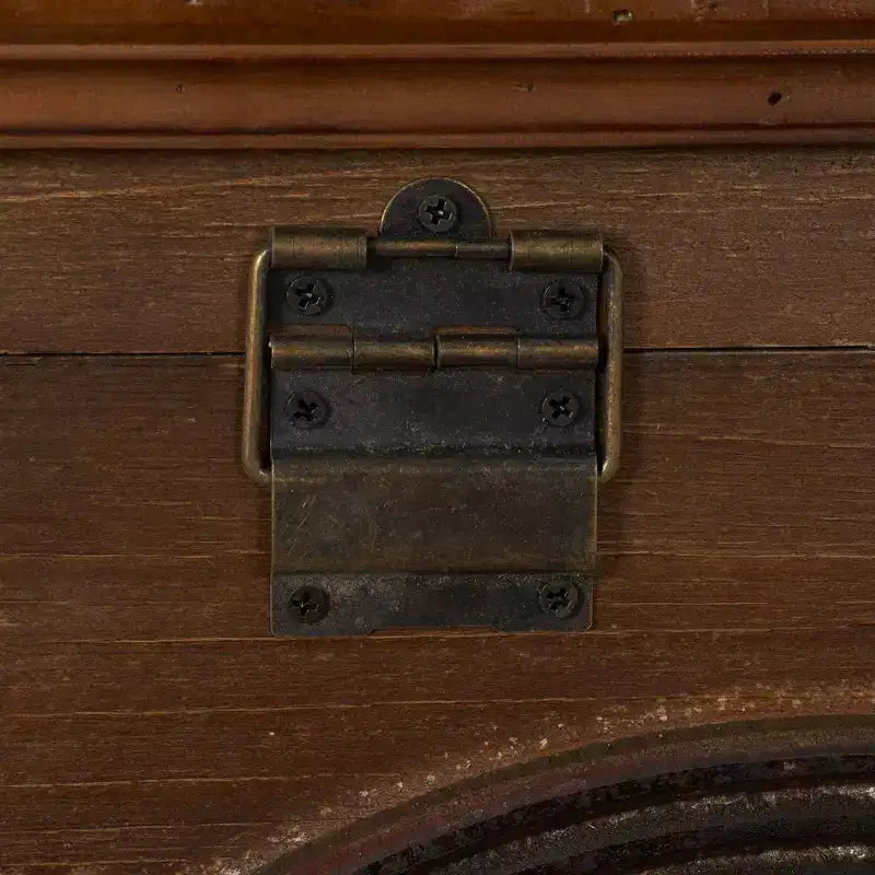 Petit coffre de rangement en bois brun à arche