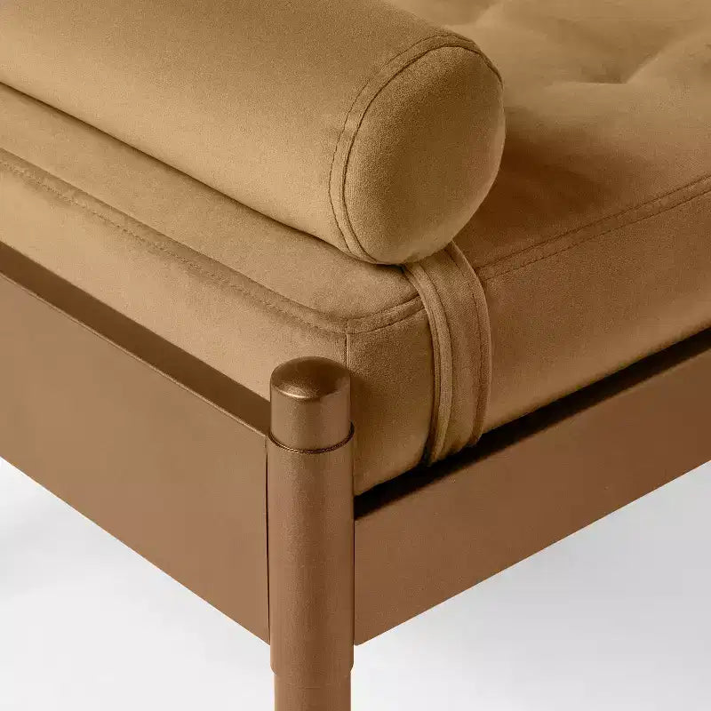Banc capitonné Bolster, velours beige, pieds en acier thermolaqué, capacité de 102 kg
