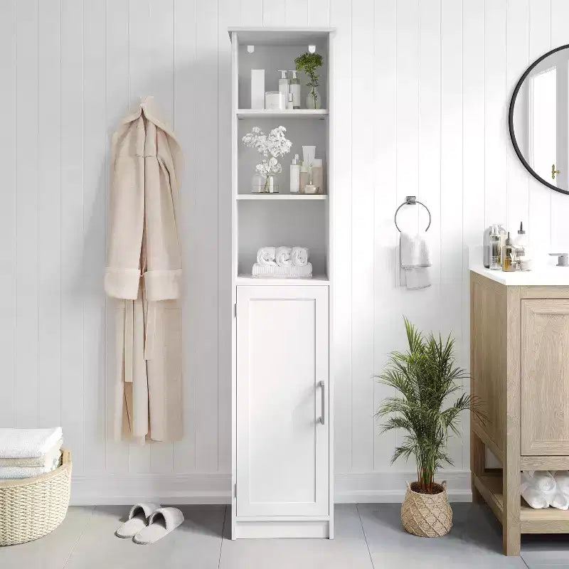 Meuble de rangement étroit autoportant pour salle de bain avec porte et étagères ouvertes