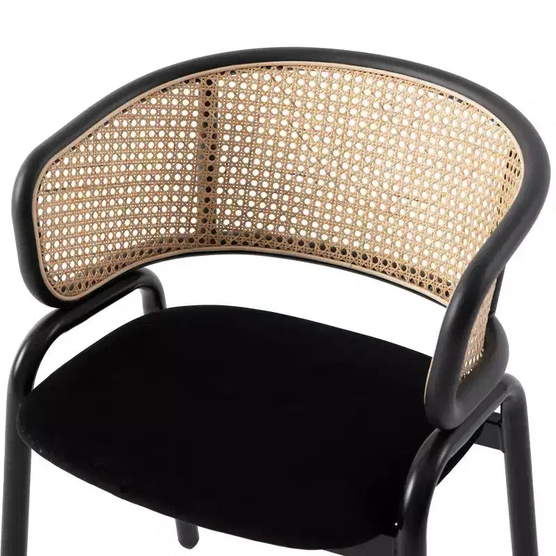 Chaise de salle à manger moderne avec structure noire, assise en velours et dossier en rotin, pour cuisine, salle à manger, bureau ou salon.