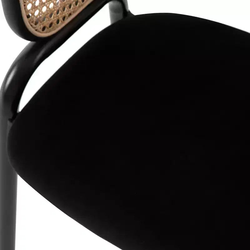 Chaise de salle à manger moderne avec structure noire, assise en velours et dossier en rotin, pour cuisine, salle à manger, bureau ou salon.