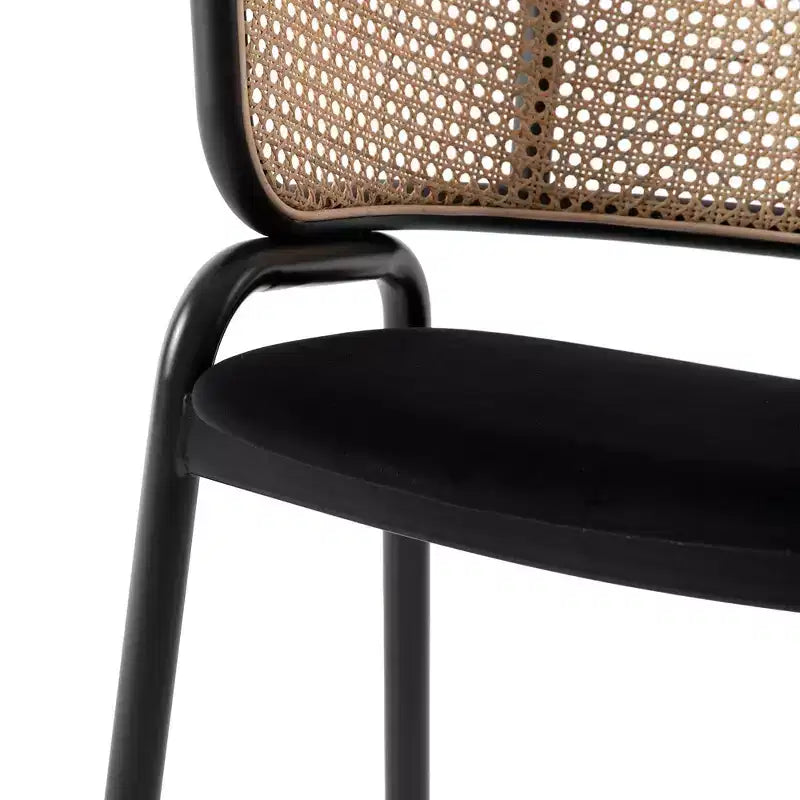 Chaise de salle à manger moderne avec structure noire, assise en velours et dossier en rotin, pour cuisine, salle à manger, bureau ou salon.
