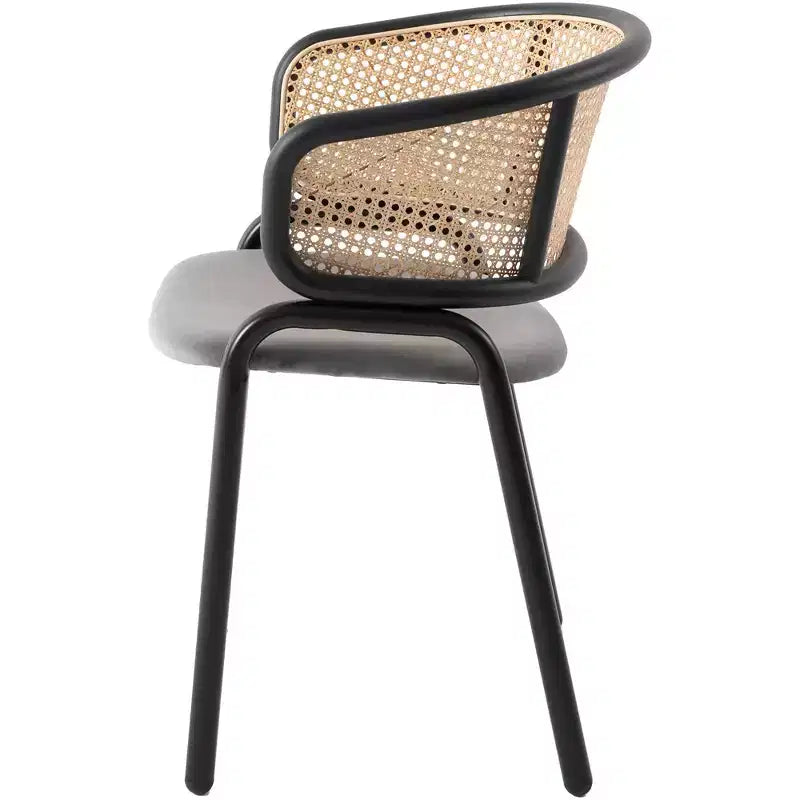 Chaise de salle à manger moderne avec structure noire, assise en velours et dossier en rotin, pour cuisine, salle à manger, bureau ou salon.