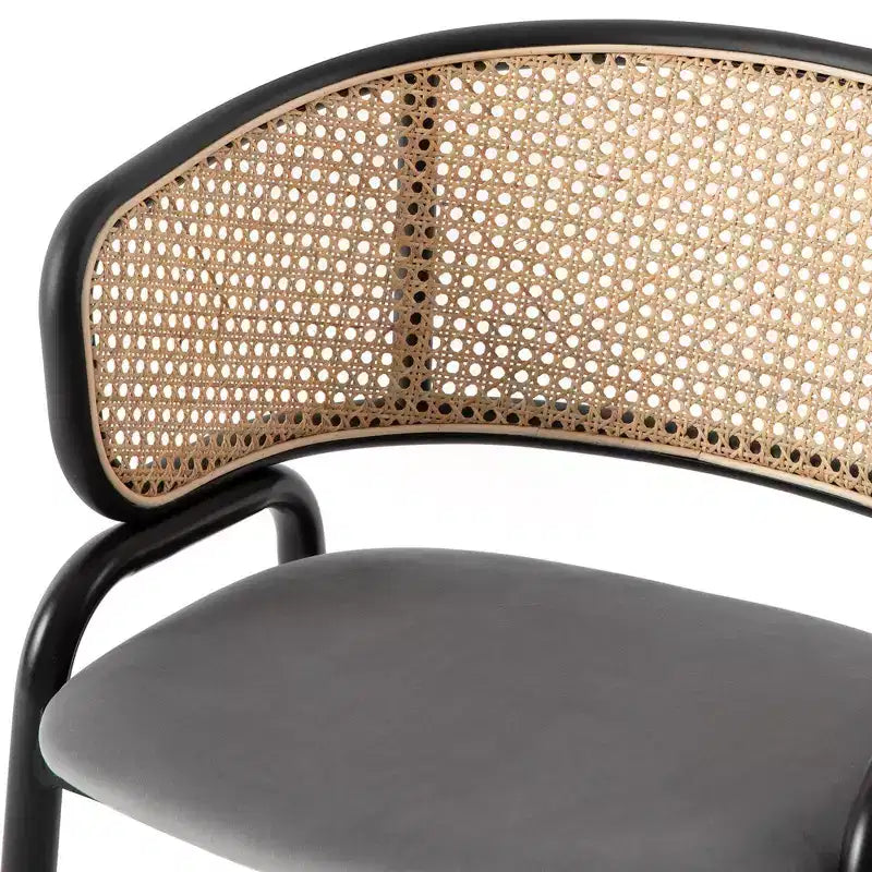 Chaise de salle à manger moderne avec structure noire, assise en velours et dossier en rotin, pour cuisine, salle à manger, bureau ou salon.