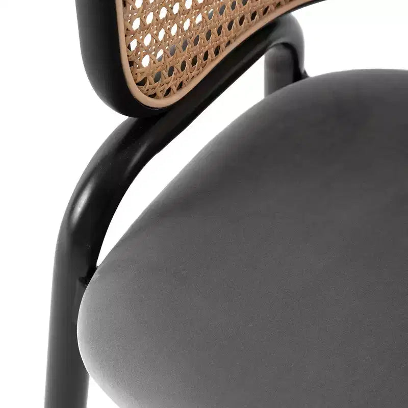 Chaise de salle à manger moderne avec structure noire, assise en velours et dossier en rotin, pour cuisine, salle à manger, bureau ou salon.