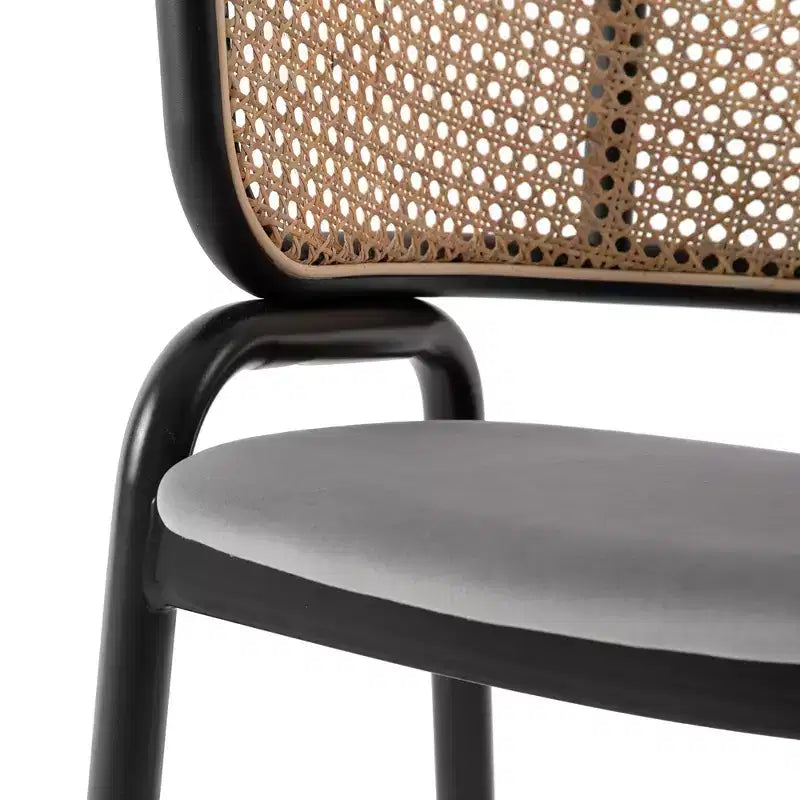 Chaise de salle à manger moderne avec structure noire, assise en velours et dossier en rotin, pour cuisine, salle à manger, bureau ou salon.
