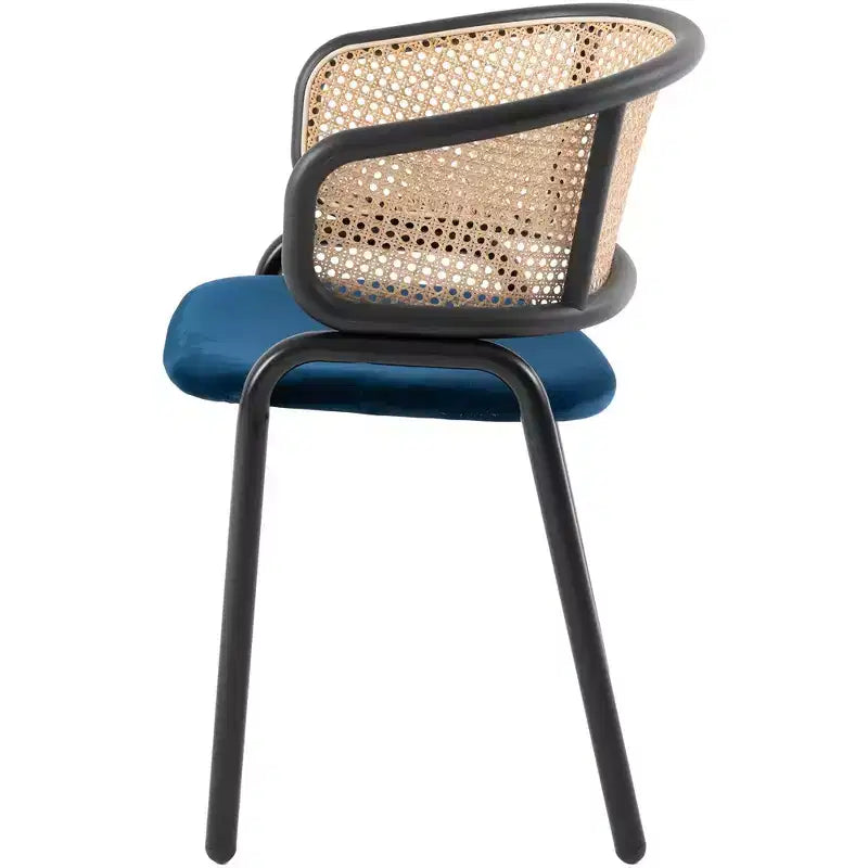 Chaise de salle à manger moderne avec structure noire, assise en velours et dossier en rotin, pour cuisine, salle à manger, bureau ou salon.