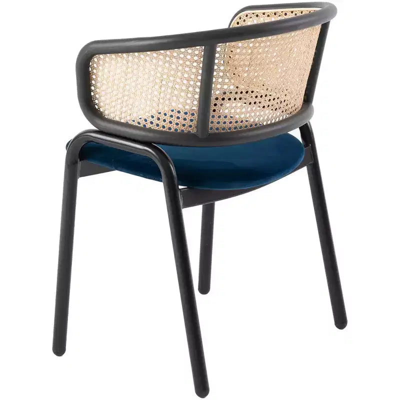 Chaise de salle à manger moderne avec structure noire, assise en velours et dossier en rotin, pour cuisine, salle à manger, bureau ou salon.