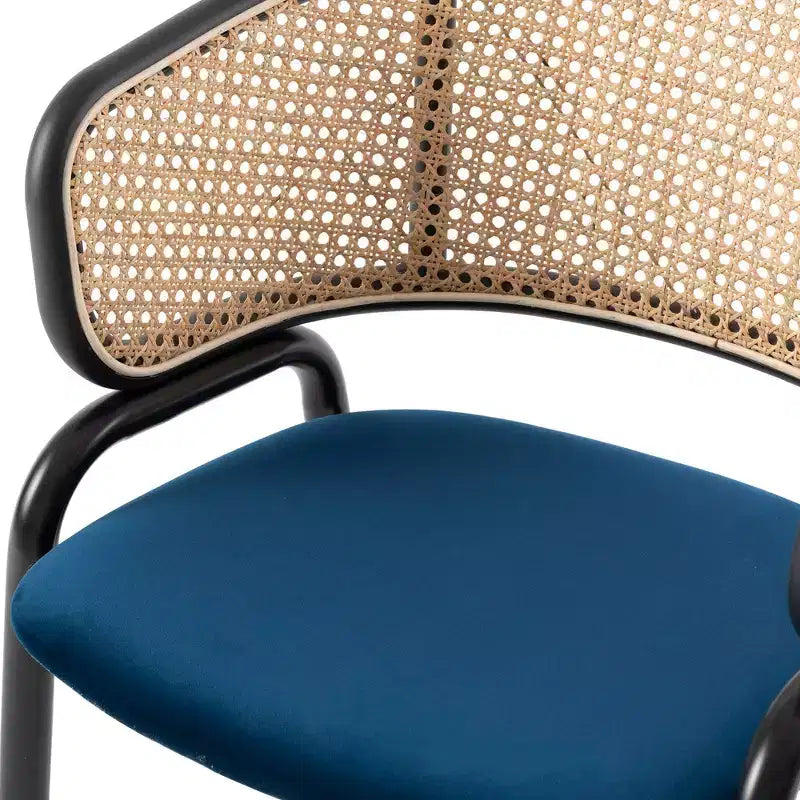 Chaise de salle à manger moderne avec structure noire, assise en velours et dossier en rotin, pour cuisine, salle à manger, bureau ou salon.