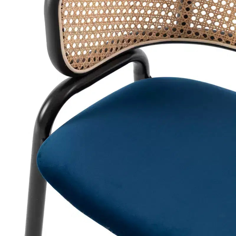 Chaise de salle à manger moderne avec structure noire, assise en velours et dossier en rotin, pour cuisine, salle à manger, bureau ou salon.