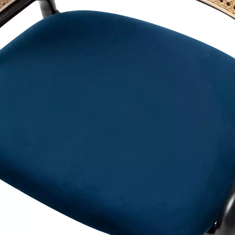 Chaise de salle à manger moderne avec structure noire, assise en velours et dossier en rotin, pour cuisine, salle à manger, bureau ou salon.
