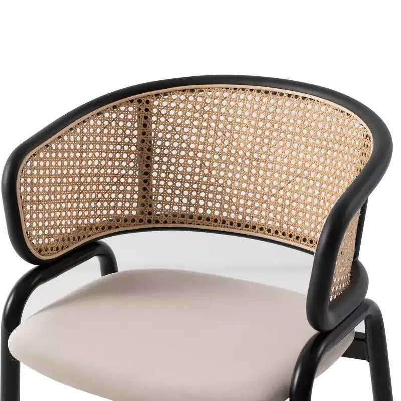 Chaise de salle à manger moderne avec structure noire, assise en velours et dossier en rotin, pour cuisine, salle à manger, bureau ou salon.