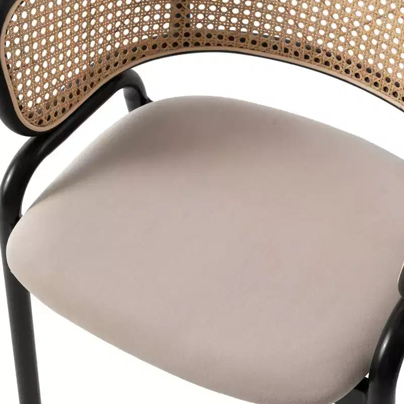 Chaise de salle à manger moderne avec structure noire, assise en velours et dossier en rotin, pour cuisine, salle à manger, bureau ou salon.
