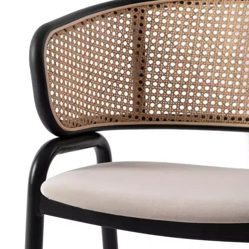 Chaise de salle à manger moderne avec structure noire, assise en velours et dossier en rotin, pour cuisine, salle à manger, bureau ou salon.