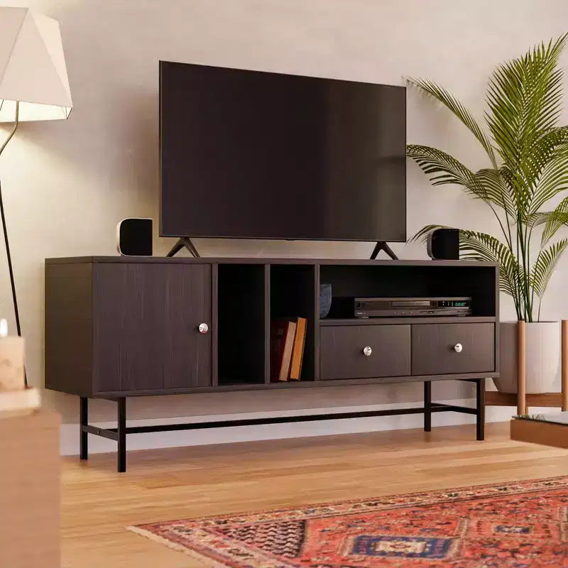 Meuble TV Mid-Century Modern avec cadre en bois, rangements fermés et pieds en fer noir, console média pour salon