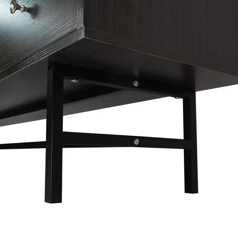 Meuble TV Mid-Century Modern avec cadre en bois, rangements fermés et pieds en fer noir, console média pour salon